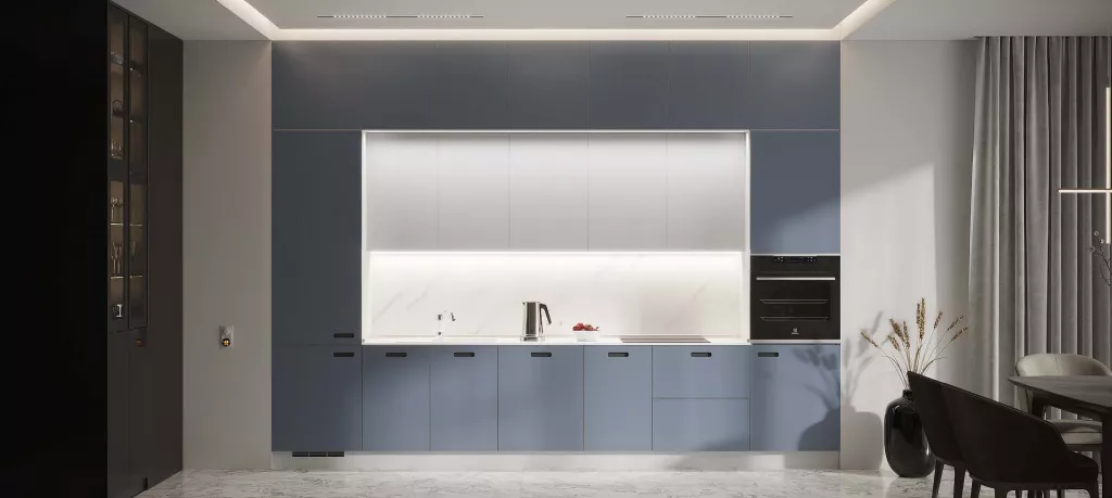 Кухня с синим низом, белым верхом и дополнительными верхними шкафами